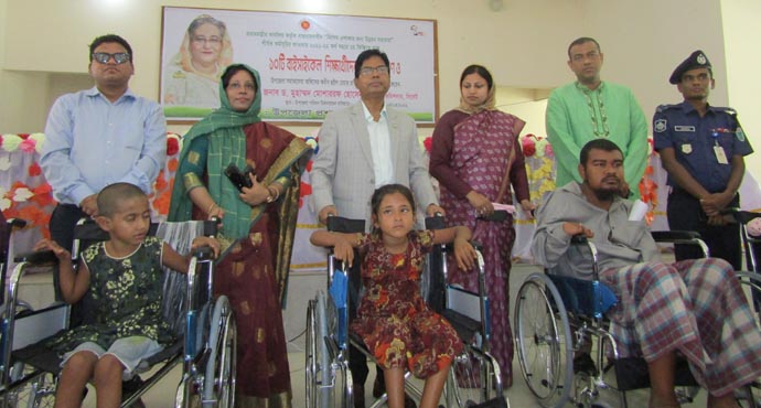 বানিয়াচংয়ে প্রতিবন্ধি নারী-পুরুষের মাঝে হুইল চেয়ার ও রবিদাস পরিবারের শিক্ষার্থীদের মাঝে বিভাগীয় কমিশনারের সাইকেল বিতরণ