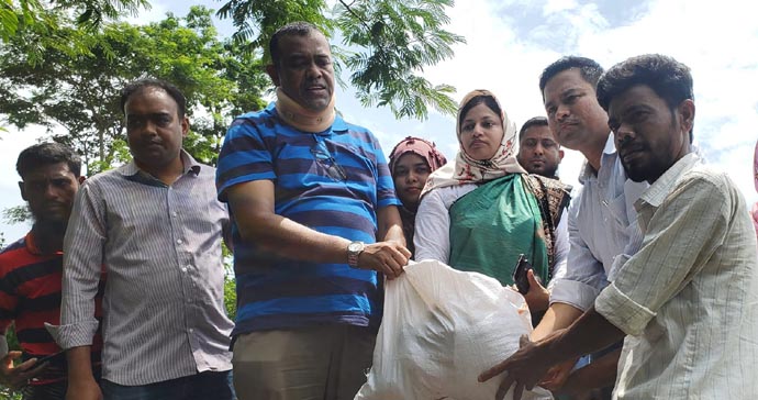 বানিয়াচংয়ে বন্যার্তদের মাঝে জেলা প্রশাসকের ত্রাণ বিতরণ