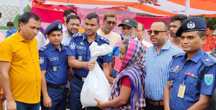 বানিয়াচংয়ে অনিবার্ণ লাইব্রেরির আয়োজনে বন্যার্তদের মাঝে ডিআইজির খাদ্য সামগ্রী বিতরণ