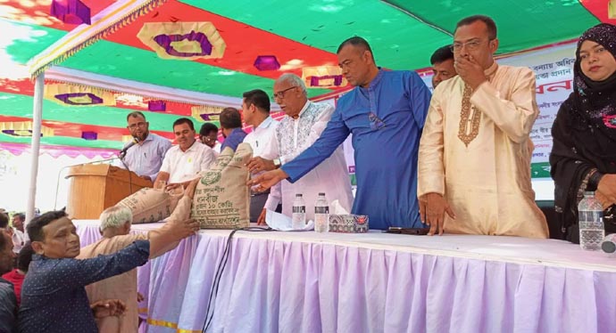বানিয়াচংয়ে বন্যায় অধিক ক্ষতিগ্রস্থ কৃষকদের মাঝে বিনামূল্যে বীজ ও সার সহায়তা