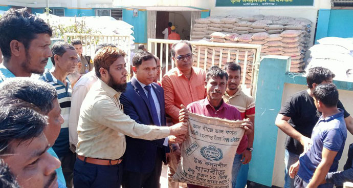 বানিয়াচংয়ে কৃষককের মাঝে সরকারী প্রনোদনায় সার-বীজ বিতরণ