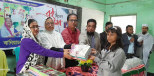 বানিয়াচং আদর্শ উচ্চ বিদ্যালয়ের শিক্ষার্থীদের মাঝে নতুন বই বিতরণ